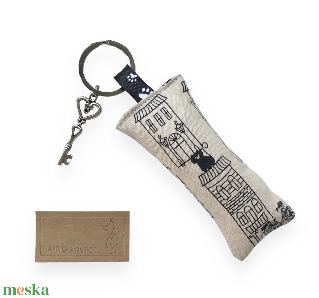 Macska a forró bádogtetőn mintás kulcstartó, vintage kulcs medállal a tavasz színeiben - cica - Artiroka design - táska & tok - kulcstartó & táskadísz - kulcstartó - Meska.hu Macska a forró bádogtetőn mintás kulcstartó, vintage kulcs medállal a tavasz színeiben - cica - Artiroka design - táska & tok - kulcstartó & táskadísz - kulcstartó - Meska.hu