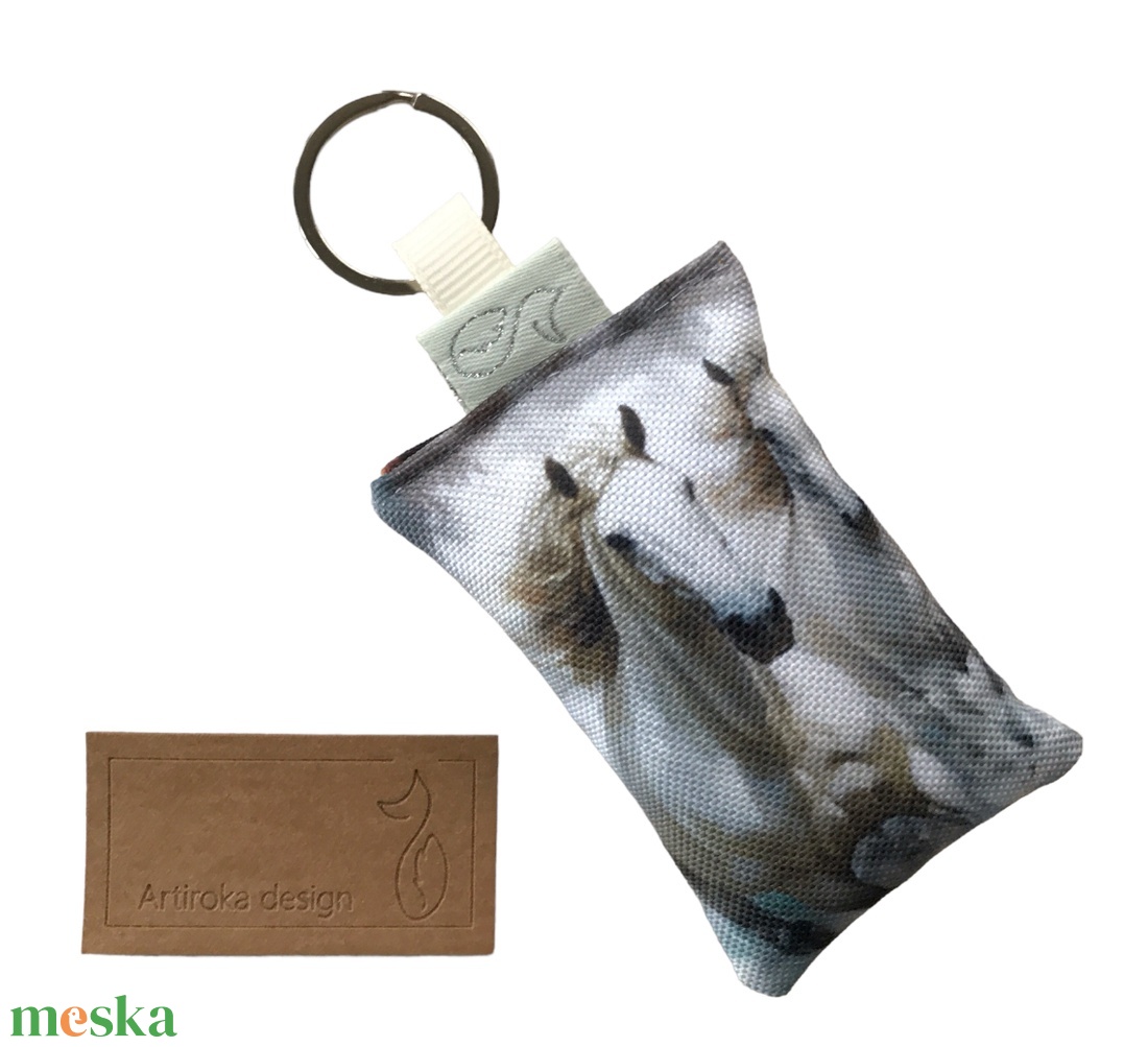 Fehér ló mintás egyedi kulcstartó - Artiroka design - táska & tok - kulcstartó & táskadísz - kulcstartó - Meska.hu Fehér ló mintás egyedi kulcstartó - Artiroka design - táska & tok - kulcstartó & táskadísz - kulcstartó - Meska.hu