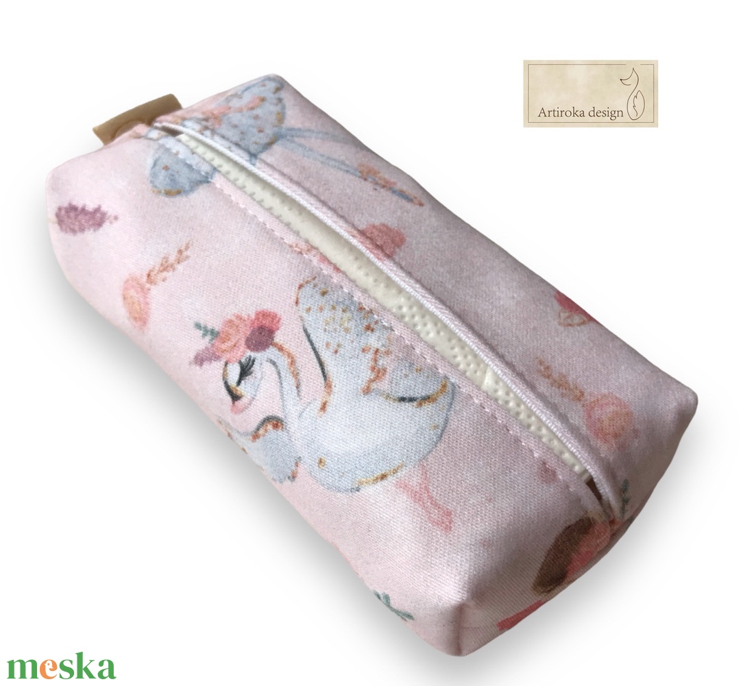Táncoló kislány és hattyú mintás prémium pamut zsebkendő tartó - BALETT - Artiroka design - táska & tok - pénztárca & más tok - zsebkendőtartó tok - Meska.hu Táncoló kislány és hattyú mintás prémium pamut zsebkendő tartó - BALETT - Artiroka design - táska & tok - pénztárca & más tok - zsebkendőtartó tok - Meska.hu