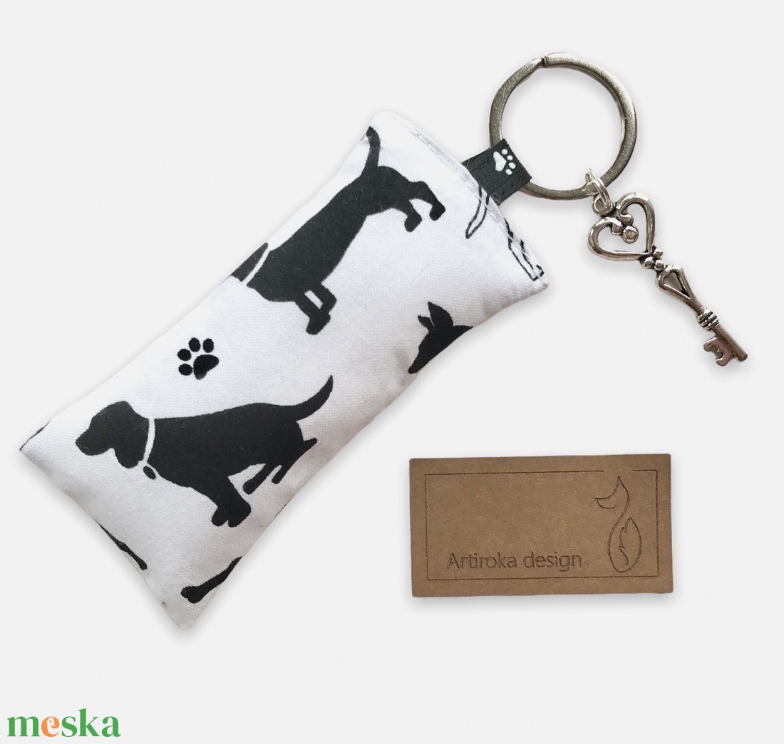 Tacskó kutyás kulcstartó, vintage kulccsal fekete- fehér színben - Artiroka design - táska & tok - kulcstartó & táskadísz - kulcstartó - Meska.hu Tacskó kutyás kulcstartó, vintage kulccsal fekete- fehér színben - Artiroka design - táska & tok - kulcstartó & táskadísz - kulcstartó - Meska.hu