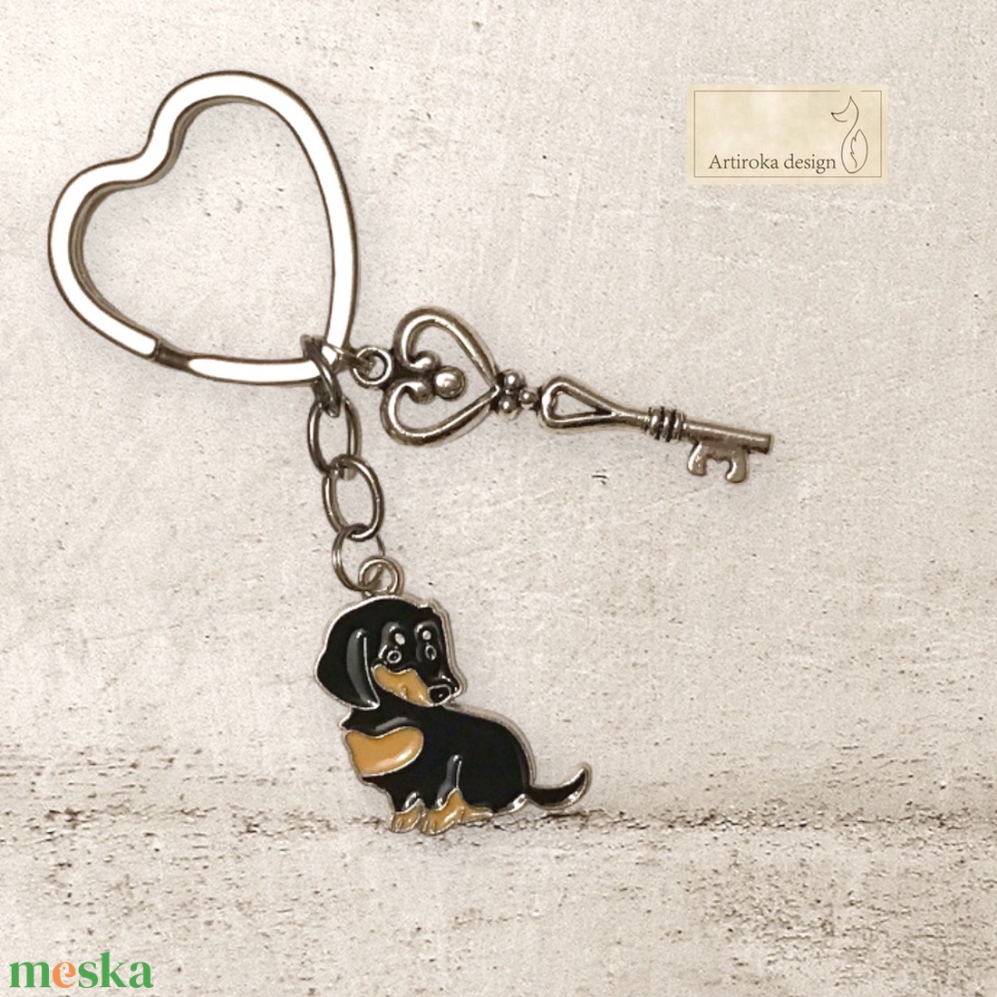 Tacskó kutya kulcstartó, szív vagy virág alakú kulcskarikán kis vintage kulcs medállal - TACSI   -  Artiroka design - táska & tok - kulcstartó & táskadísz - kulcstartó - Meska.hu