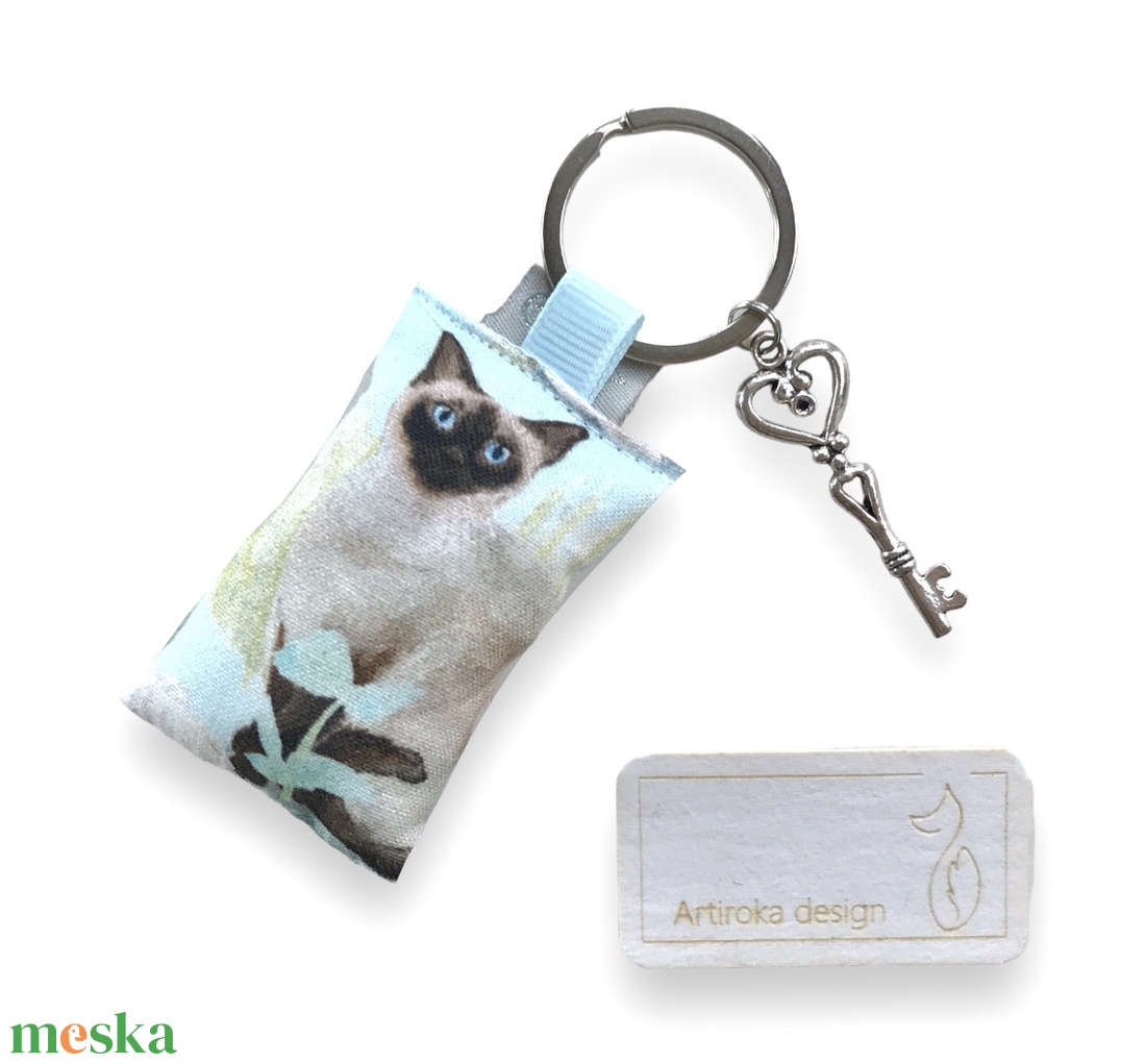 Sziámi cica mintás kulcstartó kis vintage kulccsal - Artiroka design - táska & tok - kulcstartó & táskadísz - kulcstartó - Meska.hu Sziámi cica mintás kulcstartó kis vintage kulccsal - Artiroka design - táska & tok - kulcstartó & táskadísz - kulcstartó - Meska.hu