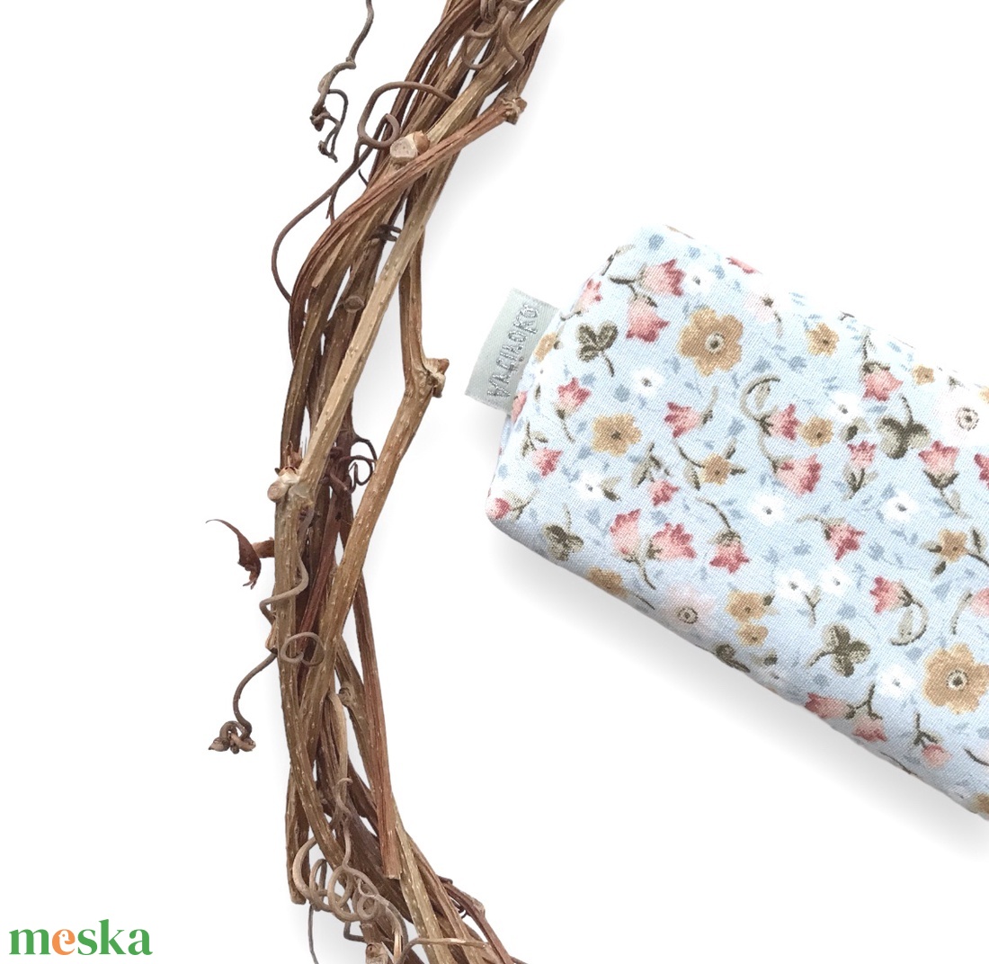 Virágos rét mintás bélelt papírzsebkendő tartó pasztell színben - Artiroka design - táska & tok - pénztárca & más tok - zsebkendőtartó tok - Meska.hu