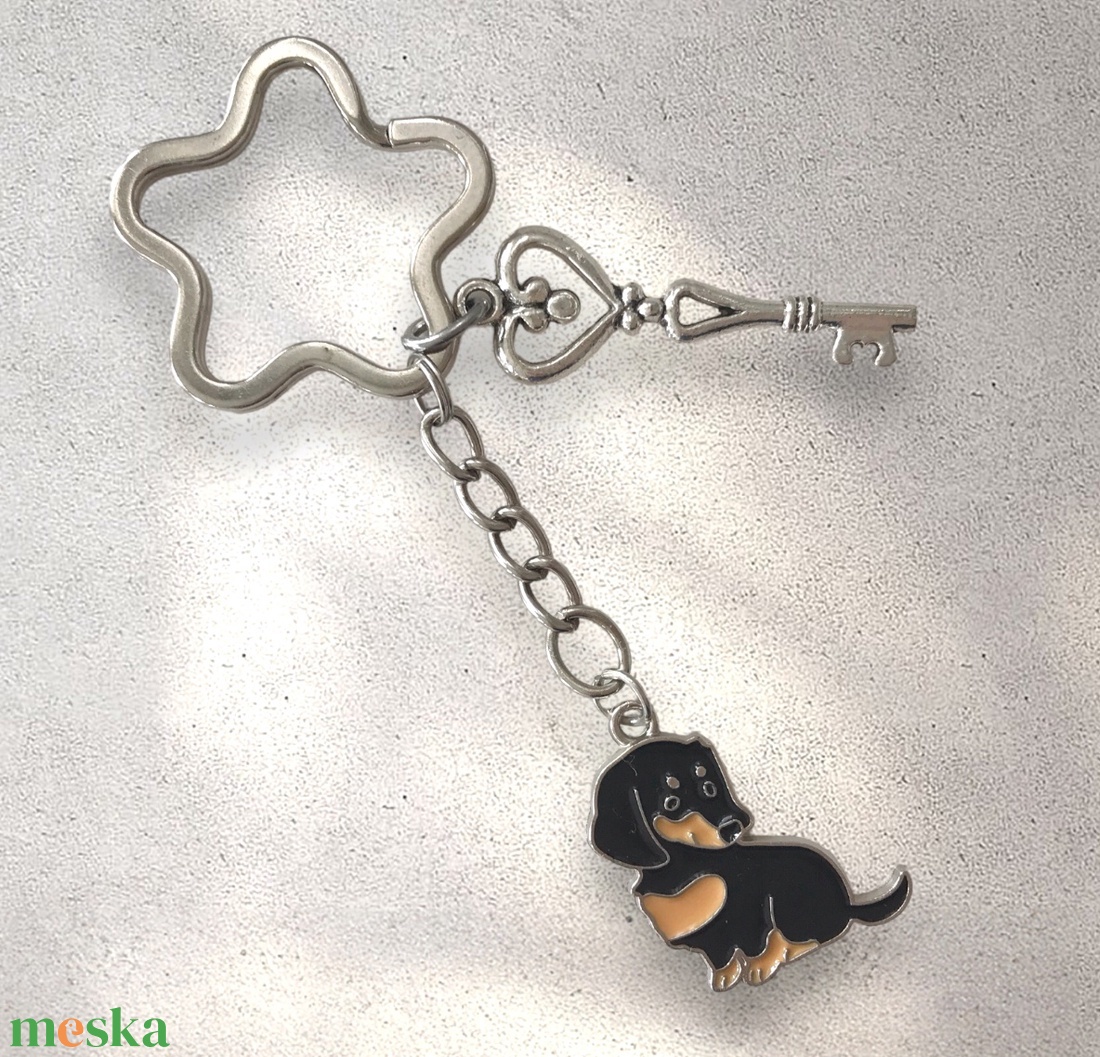 Tacskó kutya kulcstartó, szív vagy virág alakú kulcskarikán kis vintage kulcs medállal - TACSI   -  Artiroka design - táska & tok - kulcstartó & táskadísz - kulcstartó - Meska.hu