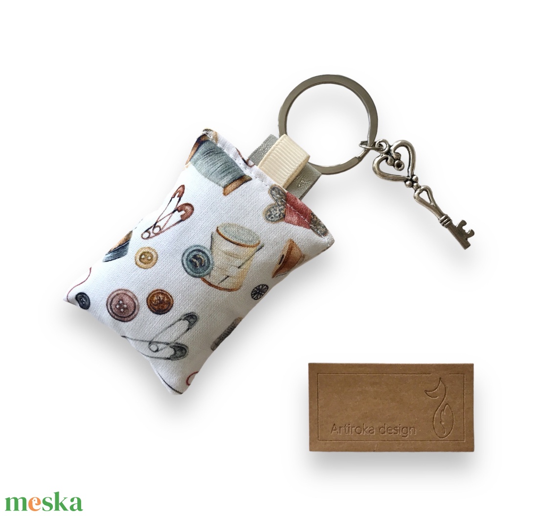 Vintage varrógép mintás kulcstartó, akár kulcs medállal - Artiroka design - táska & tok - kulcstartó & táskadísz - kulcstartó - Meska.hu Vintage varrógép mintás kulcstartó, akár kulcs medállal - Artiroka design - táska & tok - kulcstartó & táskadísz - kulcstartó - Meska.hu
