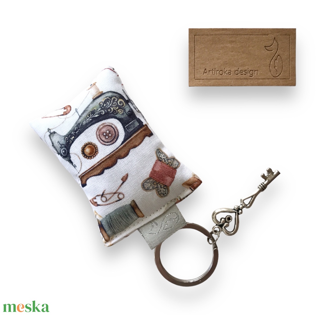 Vintage varrógép mintás kulcstartó, akár kulcs medállal - Artiroka design - táska & tok - kulcstartó & táskadísz - kulcstartó - Meska.hu Vintage varrógép mintás kulcstartó, akár kulcs medállal - Artiroka design - táska & tok - kulcstartó & táskadísz - kulcstartó - Meska.hu