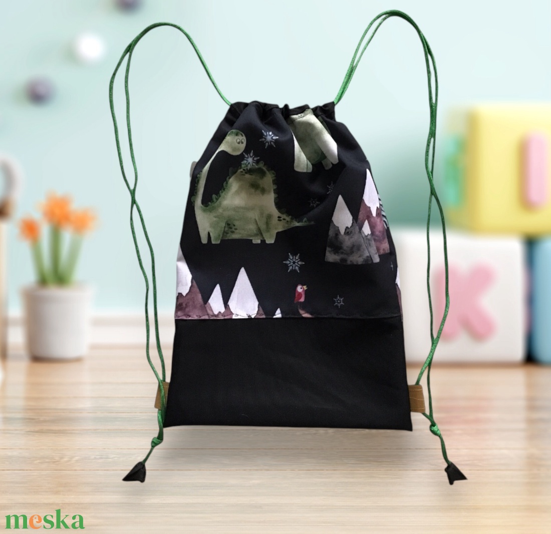 Dino Dani a hegyekben mintás,  VÍZÁLLÓ  gymbag hátizsák kiránduláshoz, úszáshoz - Artirokadesign akciós termékkép 1