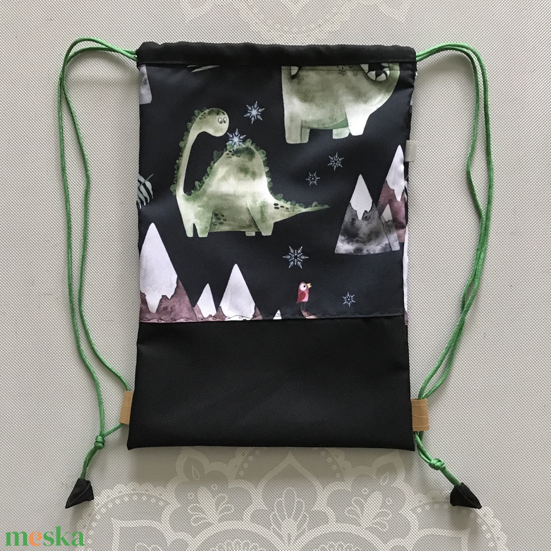 Dino Dani a hegyekben mintás, VÍZÁLLÓ gymbag hátizsák kiránduláshoz, úszáshoz - Artirokadesign - táska & tok - hátizsák - hátizsák - Meska.hu Dino Dani a hegyekben mintás, VÍZÁLLÓ gymbag hátizsák kiránduláshoz, úszáshoz - Artirokadesign - táska & tok - hátizsák - hátizsák - Meska.hu