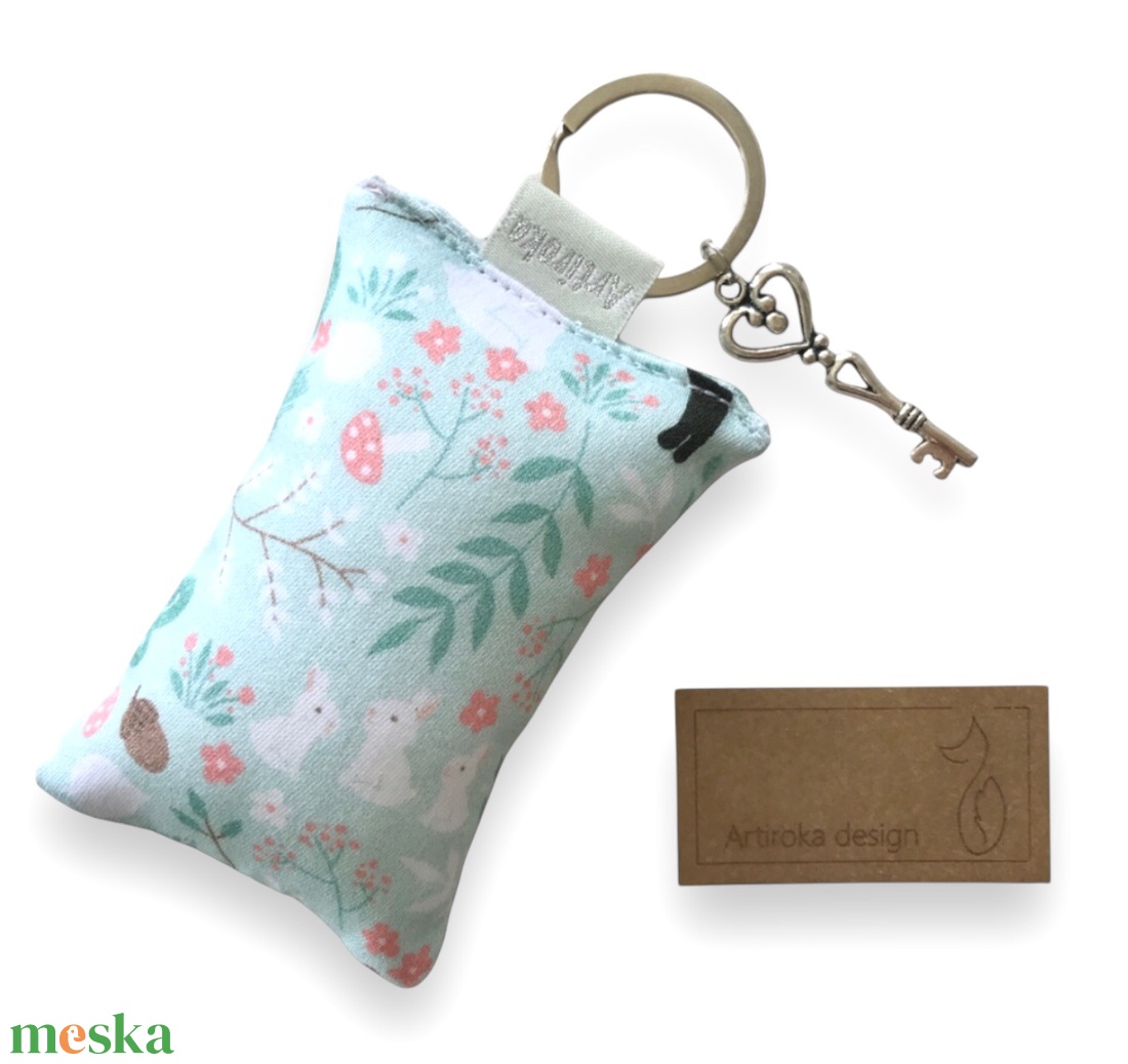 Róka, őz és nyuszi a réten mintás, prémium kulcstartó kis vintage kulcs medállal - GYEREKNAP - Artiroka design - táska & tok - kulcstartó & táskadísz - kulcstartó - Meska.hu