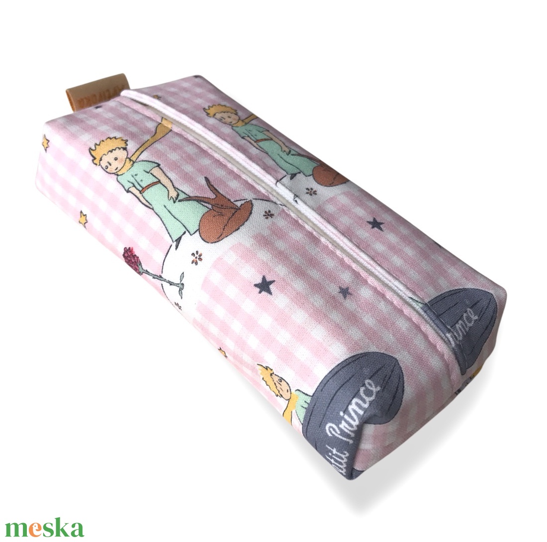 A Kis herceg, az elefánt, a rózsa és a róka mintás PRÉMIUM pamut zsebkendő tartó - Artiroka design - táska & tok - pénztárca & más tok - zsebkendőtartó tok - Meska.hu A Kis herceg, az elefánt, a rózsa és a róka mintás PRÉMIUM pamut zsebkendő tartó - Artiroka design - táska & tok - pénztárca & más tok - zsebkendőtartó tok - Meska.hu