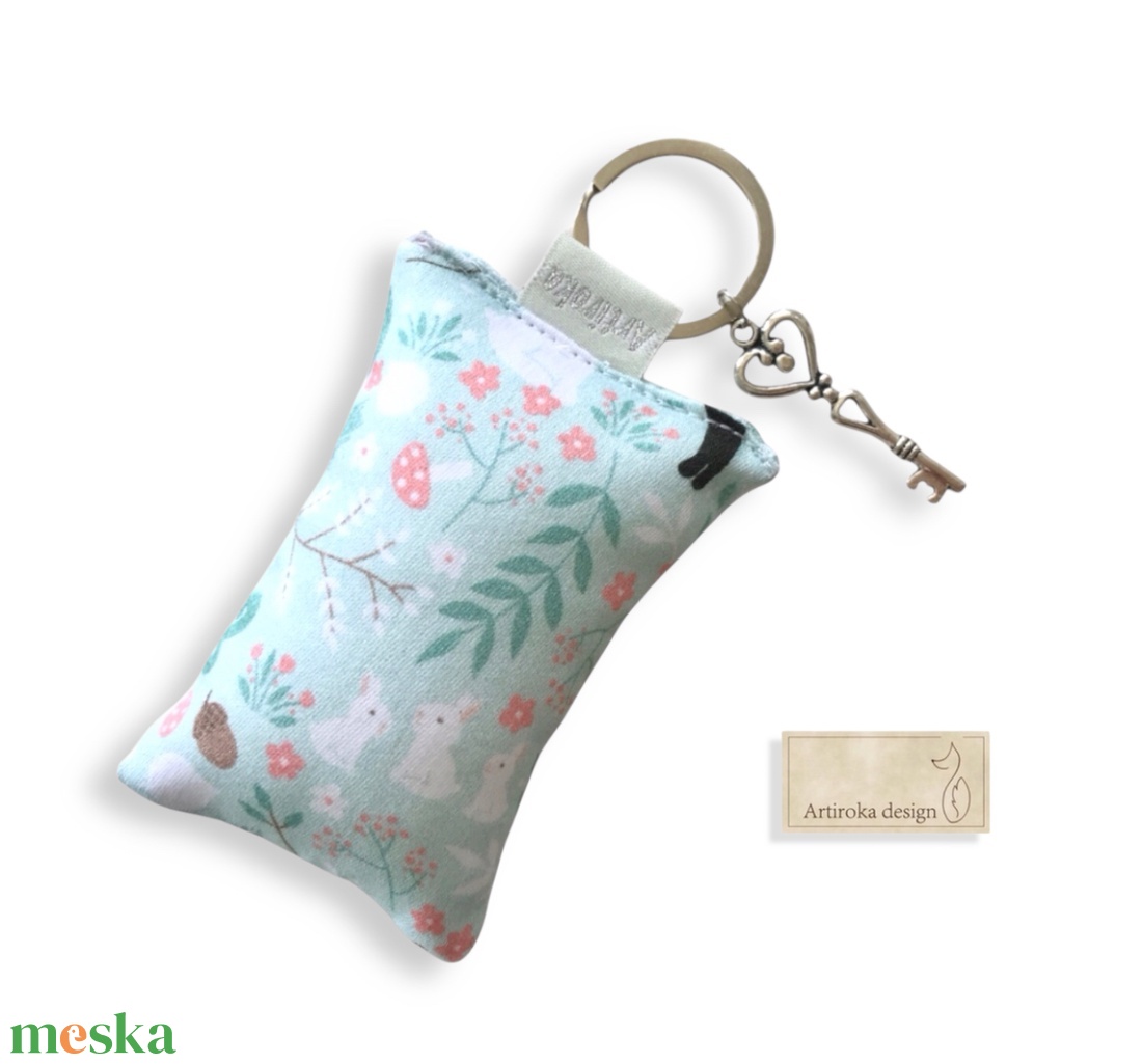 Róka, őz és nyuszi a réten mintás, prémium kulcstartó kis vintage kulcs medállal - Artiroka design - táska & tok - kulcstartó & táskadísz - kulcstartó - Meska.hu