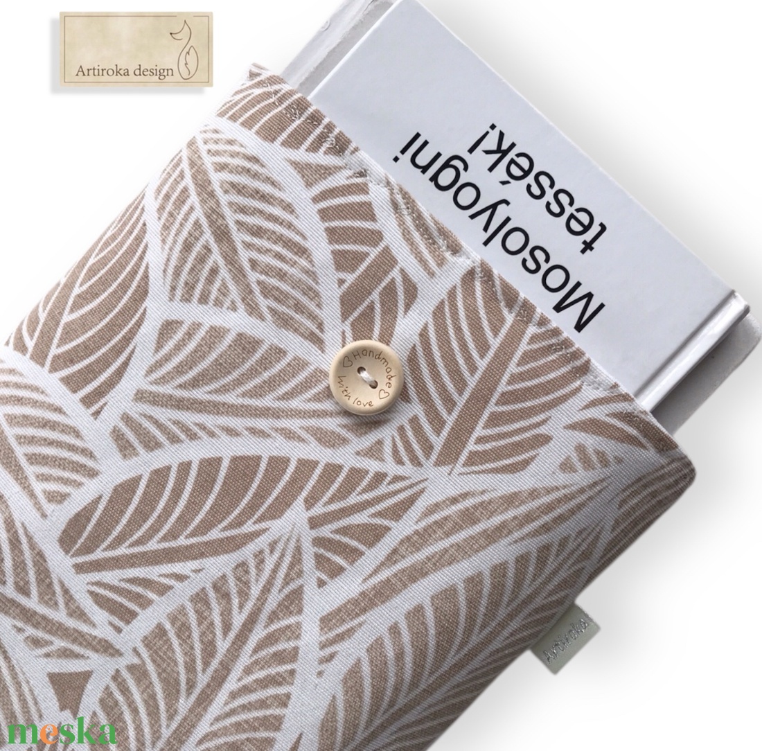 Bélelt KÖNYVTOK, bézs levelek mintával, gombos zárral  - Artiroka design - könyv & zene - könyvtok - Meska.hu