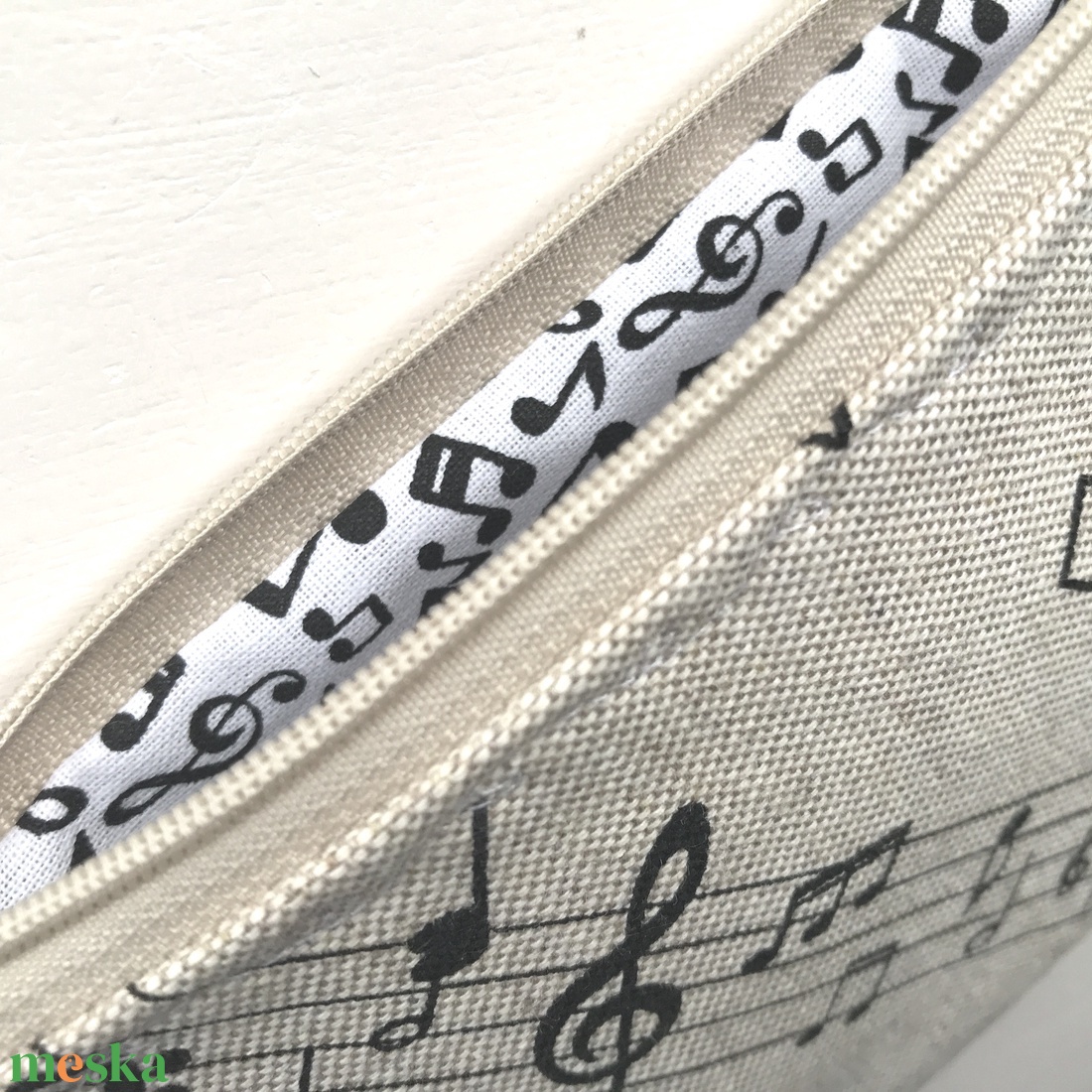 Dallamok szárnyán - dallam és hangjegyek mintás prémium tolltartó neszesszer, szemüvegtok - Artiroka design - táska & tok - pénztárca & más tok - pénztárca - férfi pénztárca - Meska.hu