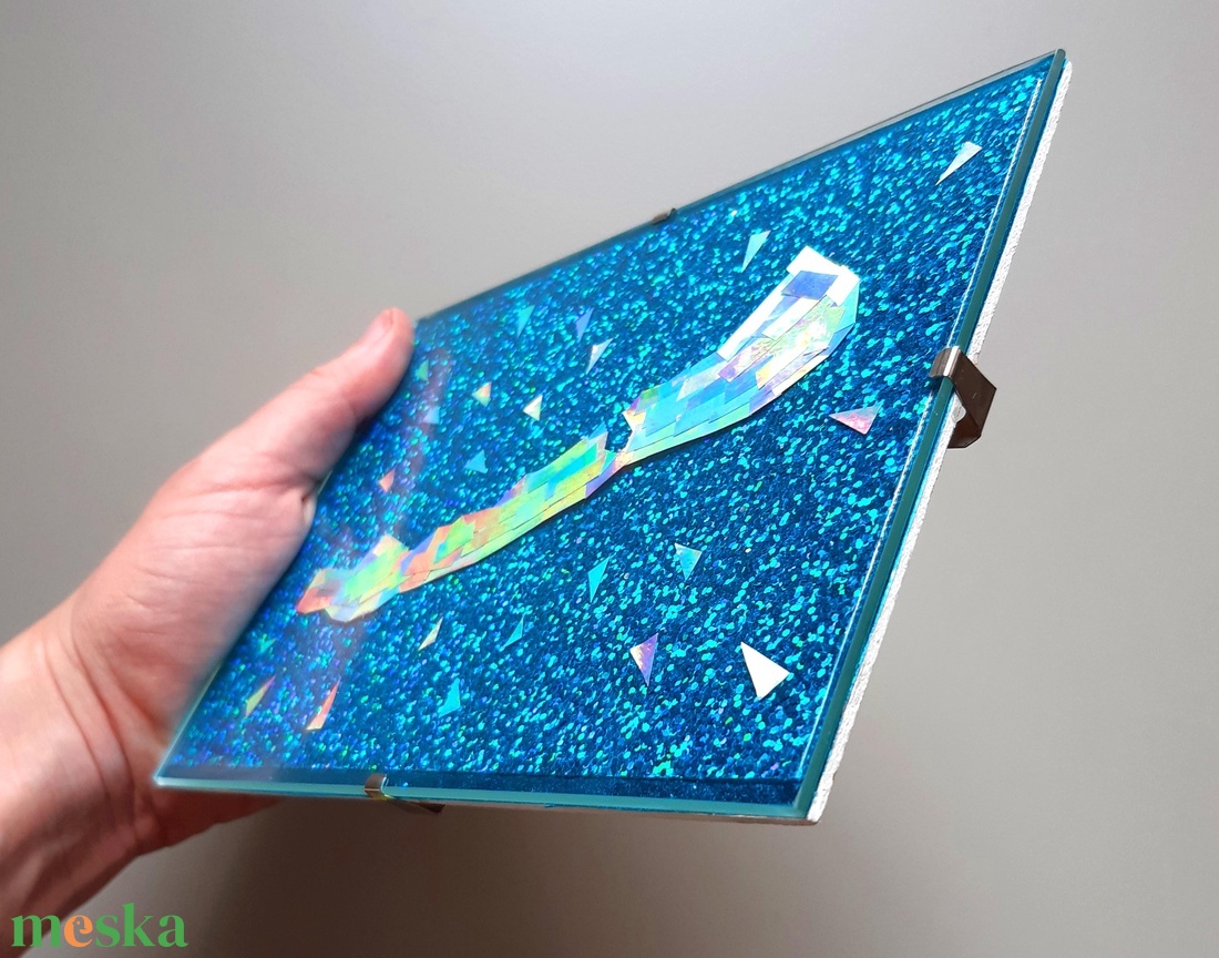 Hologramos Balaton kék csillogó háttérrel / 18 x 13 cm - művészet - kollázs - Meska.hu Hologramos Balaton kék csillogó háttérrel / 18 x 13 cm - művészet - kollázs - Meska.hu
