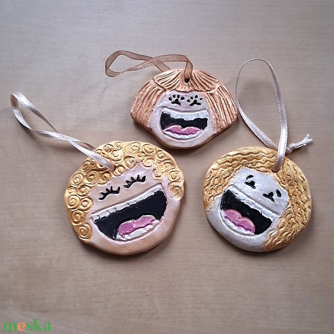 Örömtallérok (frizurás) 3db - vicces kerámia talizmán, függődísz, nagymama anyuka kislány család - otthon & életmód - dekoráció - fali és függő dekoráció - függődísz - Meska.hu