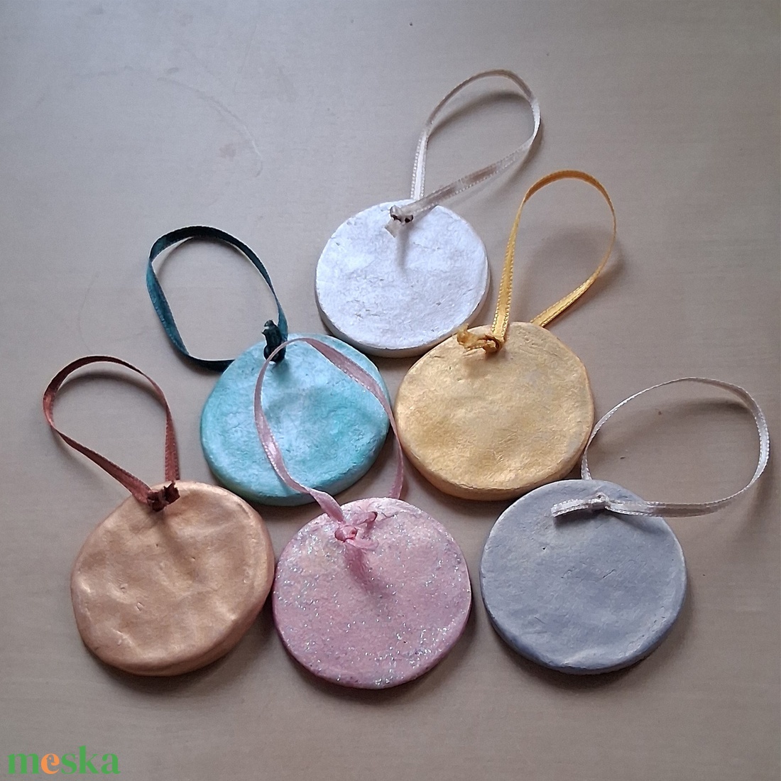 Örömtallérok 6db- vicces kerámia talizmán, függődísz - otthon & életmód - dekoráció - fali és függő dekoráció - függődísz - Meska.hu Örömtallérok 6db- vicces kerámia talizmán, függődísz - otthon & életmód - dekoráció - fali és függő dekoráció - függődísz - Meska.hu