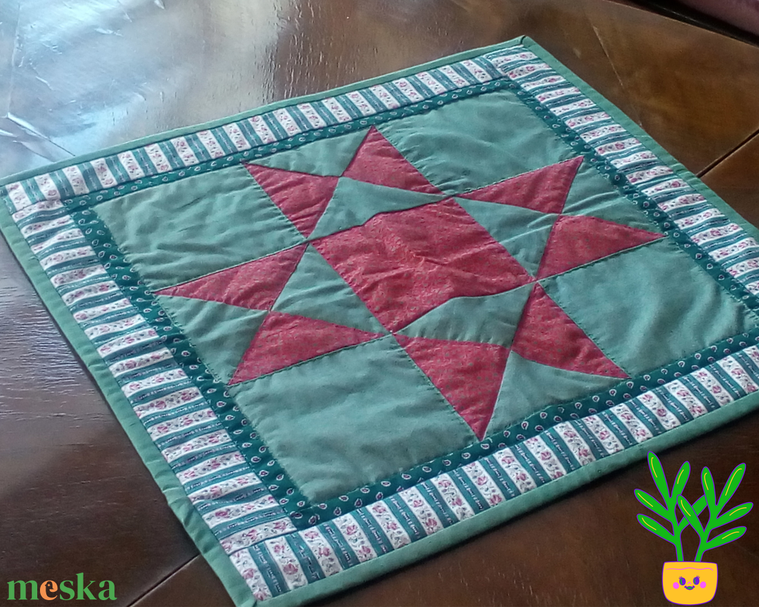 Patchwork terítő, zöld-piros - otthon & életmód - dekoráció - asztal és polc dekoráció - asztaldísz - Meska.hu Patchwork terítő, zöld-piros - otthon & életmód - dekoráció - asztal és polc dekoráció - asztaldísz - Meska.hu