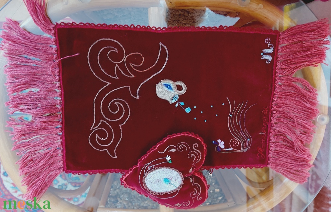 Hímzett asztaldísz/ terítő  szívecskével -  - Meska.hu