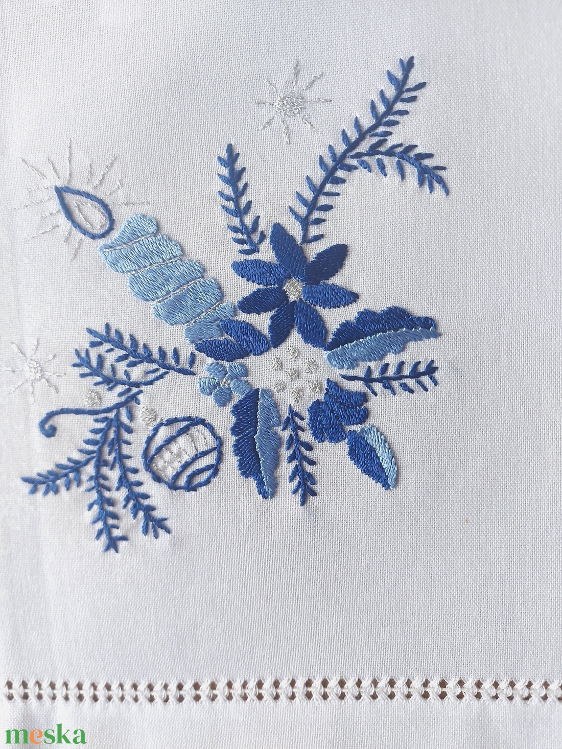 Karácsonyi hímzett kisterítő - karácsony - karácsonyi lakásdekoráció - ünnepi asztaldekoráció - Meska.hu