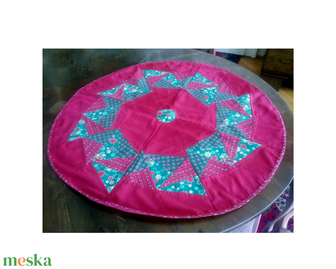 Patchwork terítő, piros köralakú, háromszög mintákkal - otthon & életmód - konyhafelszerelés, tálalás - tálalás - terítő - Meska.hu Patchwork terítő, piros köralakú, háromszög mintákkal - otthon & életmód - konyhafelszerelés, tálalás - tálalás - terítő - Meska.hu