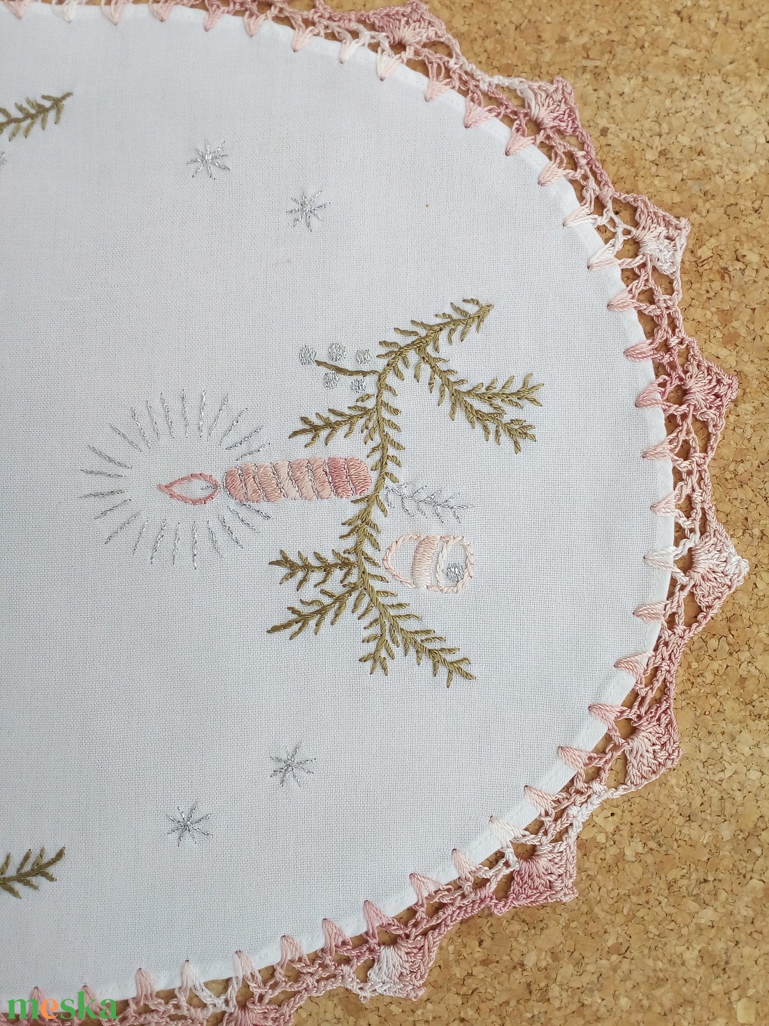 Karácsonyi hímzett kisterítő - karácsony - karácsonyi lakásdekoráció - ünnepi asztaldekoráció - Meska.hu