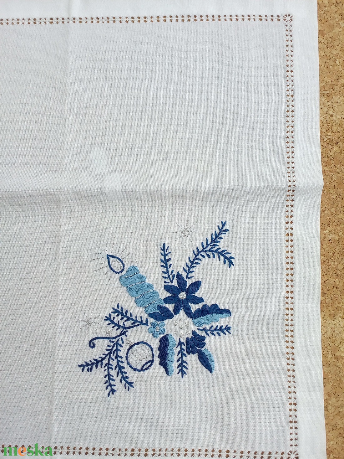 Karácsonyi hímzett kisterítő - karácsony - karácsonyi lakásdekoráció - ünnepi asztaldekoráció - Meska.hu