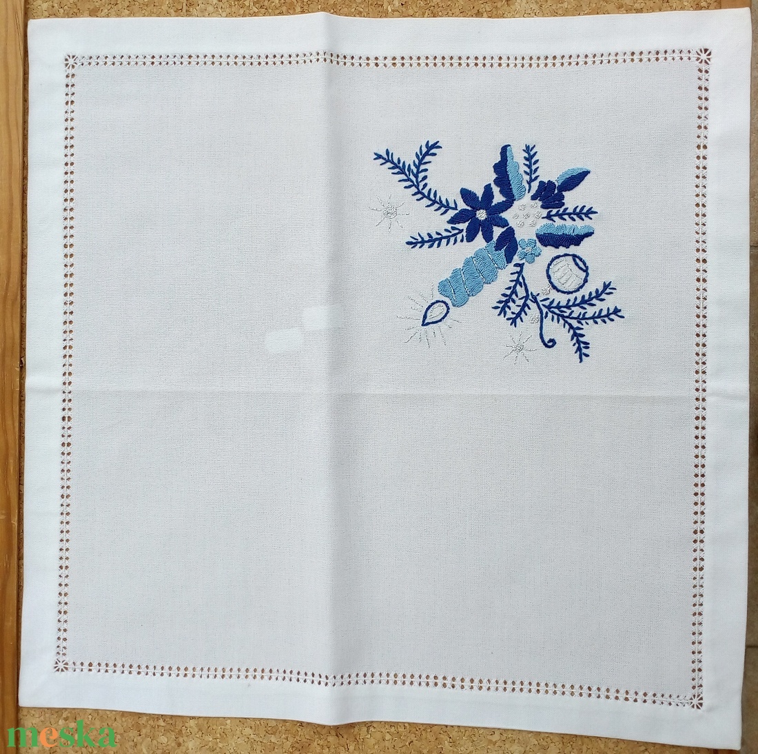 Karácsonyi hímzett kisterítő - karácsony - karácsonyi lakásdekoráció - ünnepi asztaldekoráció - Meska.hu