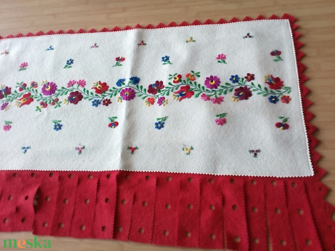 Hímzett asztali futó, terítő  - otthon & életmód - dekoráció - asztal és polc dekoráció - asztaldísz - Meska.hu