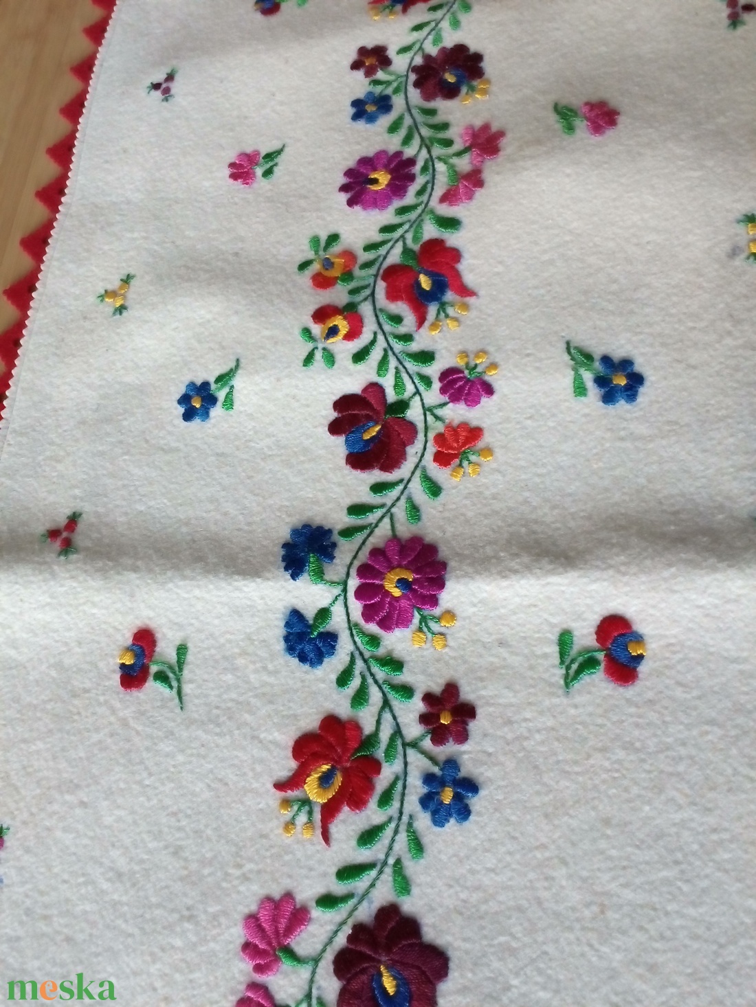 Hímzett asztali futó, terítő  - otthon & életmód - dekoráció - asztal és polc dekoráció - asztaldísz - Meska.hu