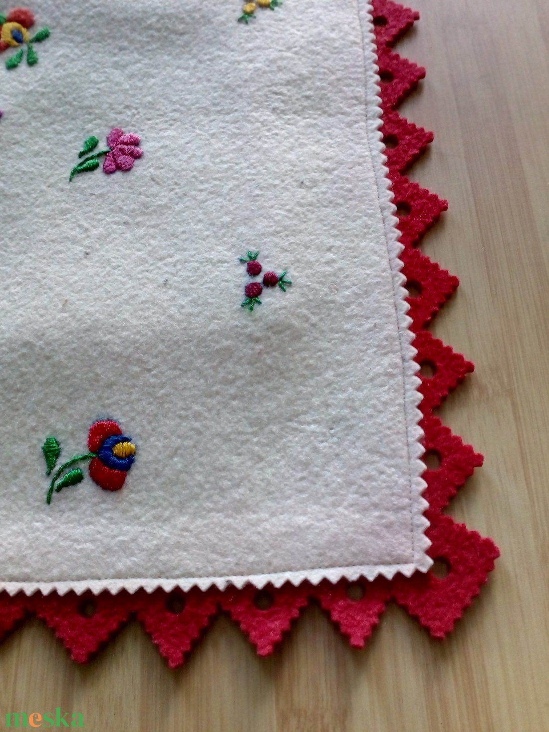Hímzett asztali futó, terítő  - otthon & életmód - dekoráció - asztal és polc dekoráció - asztaldísz - Meska.hu