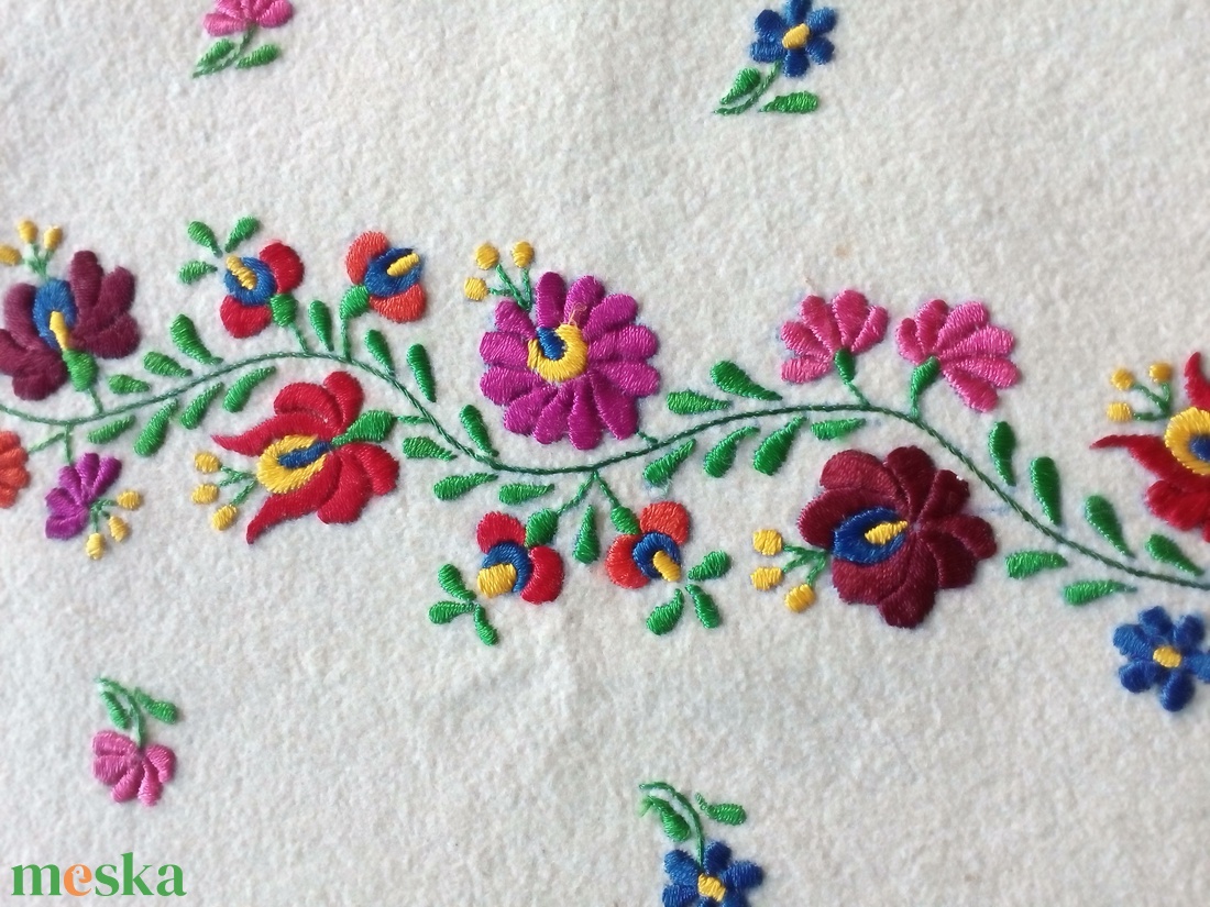 Hímzett asztali futó, terítő  - otthon & életmód - dekoráció - asztal és polc dekoráció - asztaldísz - Meska.hu