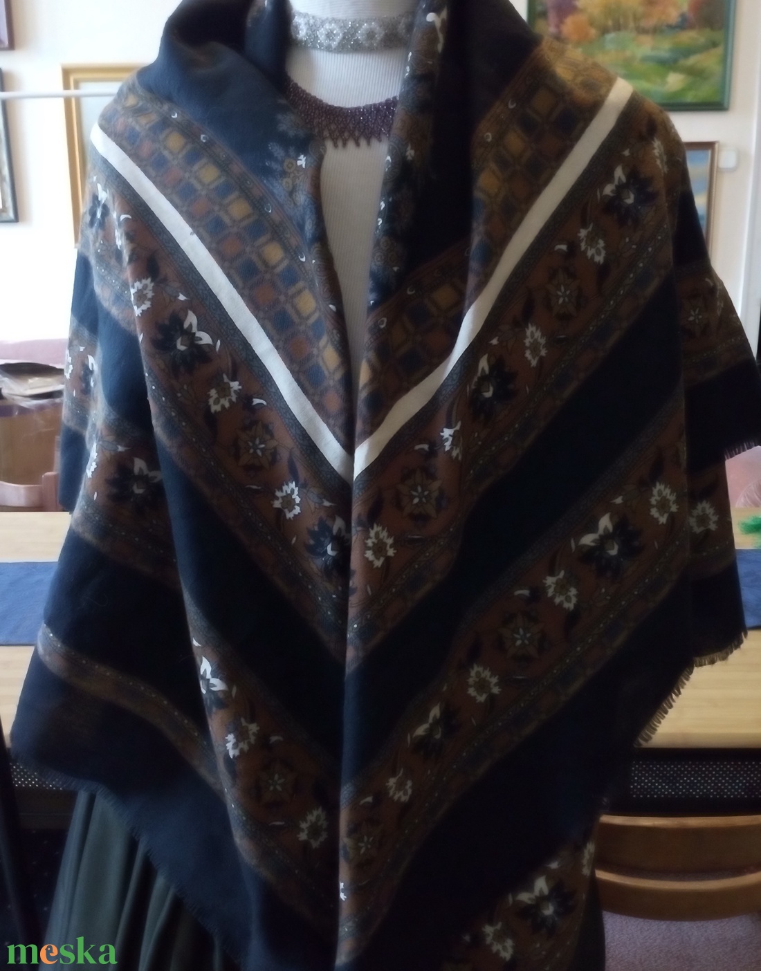 Anyagában rojtozott szélű színes nagyméretű népi kasmír kendő.  - ruha & divat - sál, sapka, kendő - vállkendő - Meska.hu Anyagában rojtozott szélű színes nagyméretű népi kasmír kendő.  - ruha & divat - sál, sapka, kendő - vállkendő - Meska.hu