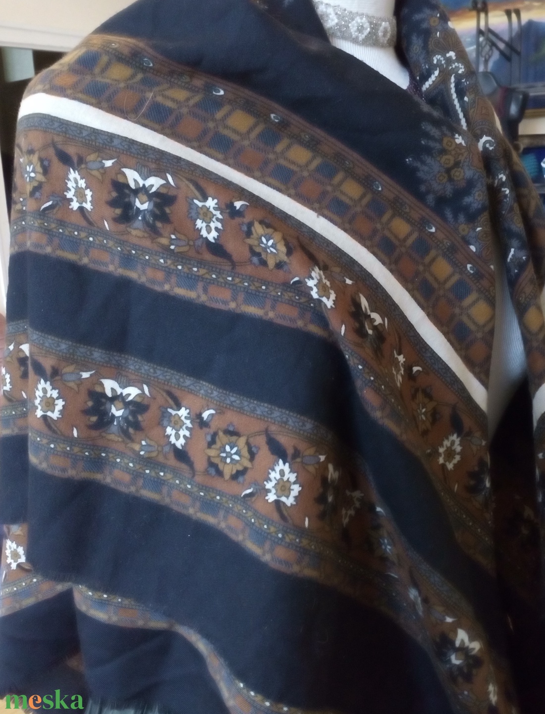 Anyagában rojtozott szélű színes nagyméretű népi kasmír kendő.  - ruha & divat - sál, sapka, kendő - vállkendő - Meska.hu Anyagában rojtozott szélű színes nagyméretű népi kasmír kendő.  - ruha & divat - sál, sapka, kendő - vállkendő - Meska.hu