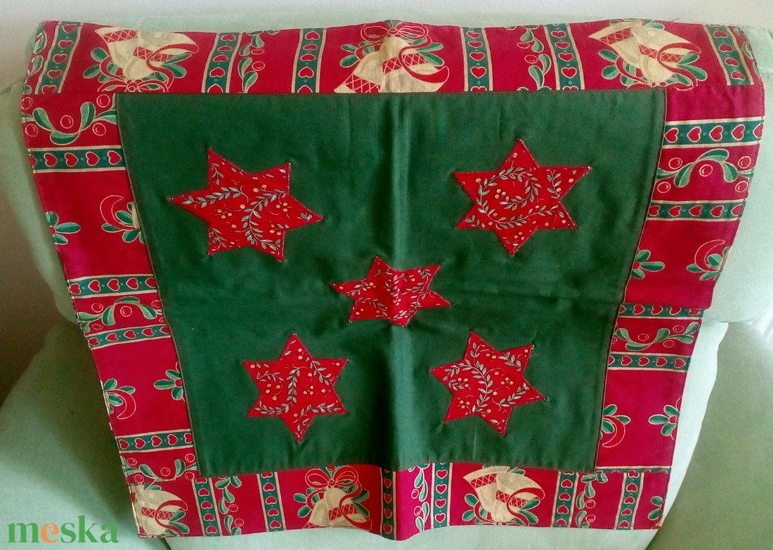 Patchwork kétoldalú terítő, csillag-télapó mintával - otthon & életmód - dekoráció - asztal és polc dekoráció - asztaldísz - Meska.hu
