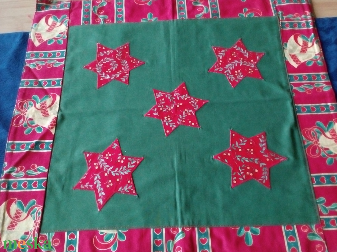 Patchwork kétoldalú terítő, csillag-télapó mintával - otthon & életmód - dekoráció - asztal és polc dekoráció - asztaldísz - Meska.hu