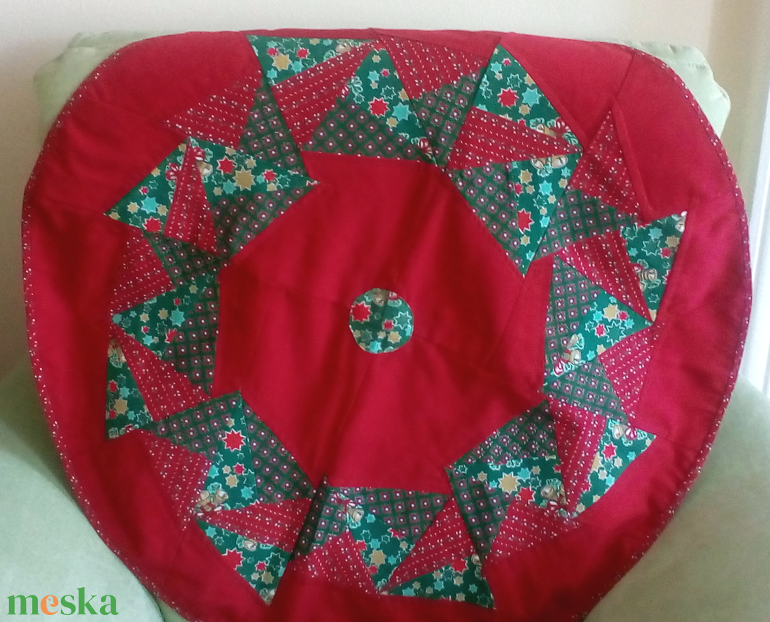 Patchwork terítő, piros köralakú, háromszög mintákkal - otthon & életmód - konyhafelszerelés, tálalás - tálalás - terítő - Meska.hu