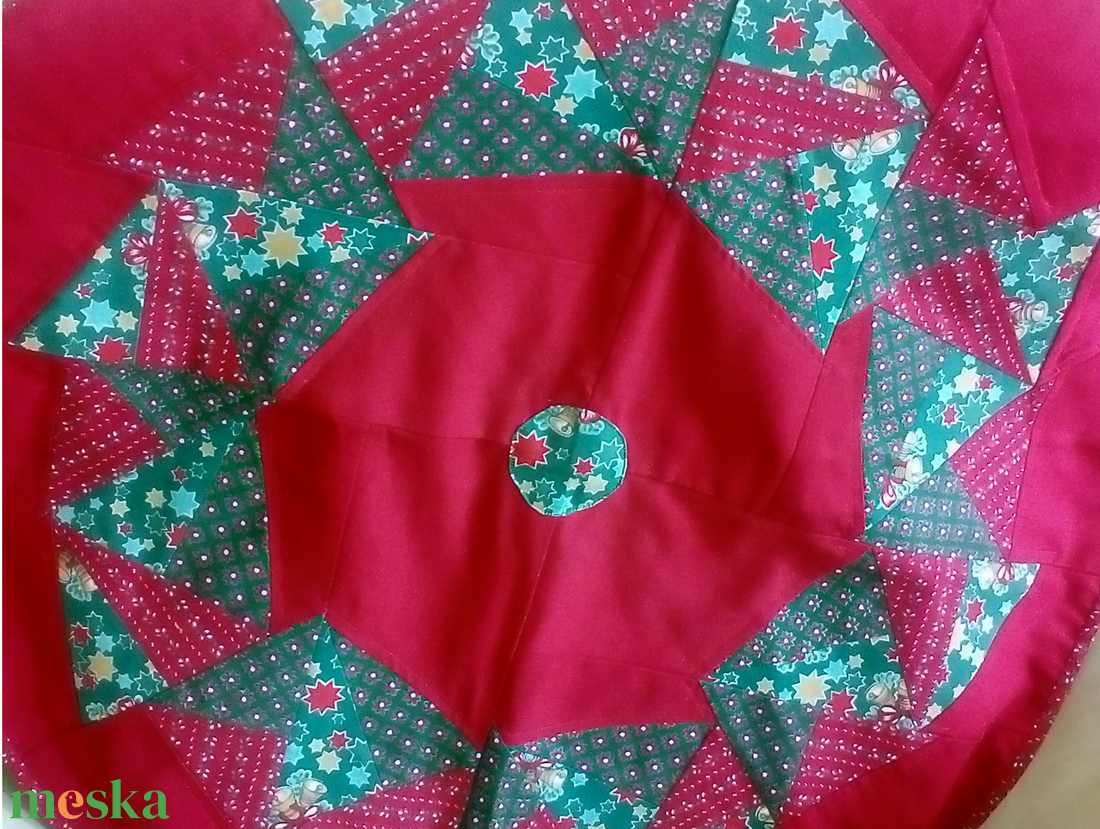 Patchwork terítő, piros köralakú, háromszög mintákkal - otthon & életmód - konyhafelszerelés, tálalás - tálalás - terítő - Meska.hu