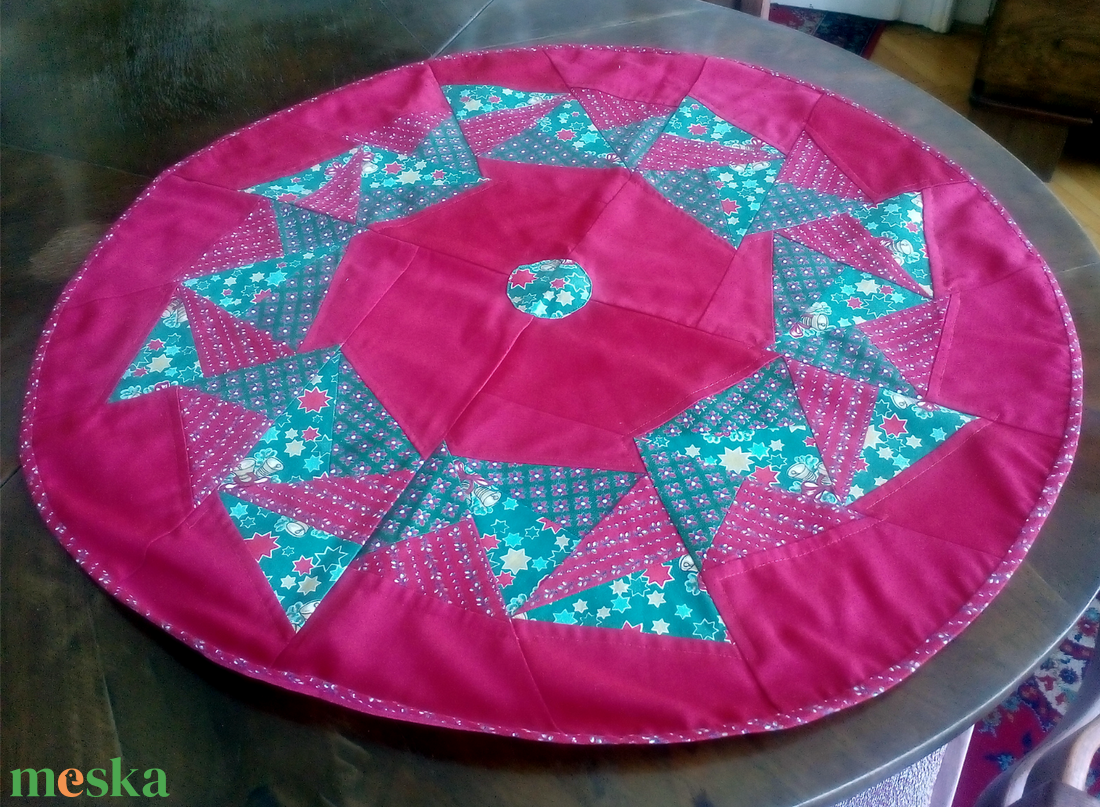 Patchwork terítő, piros köralakú, háromszög mintákkal - otthon & életmód - konyhafelszerelés, tálalás - tálalás - terítő - Meska.hu