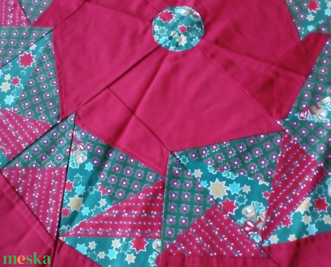 Patchwork terítő, piros köralakú, háromszög mintákkal - otthon & életmód - konyhafelszerelés, tálalás - tálalás - terítő - Meska.hu