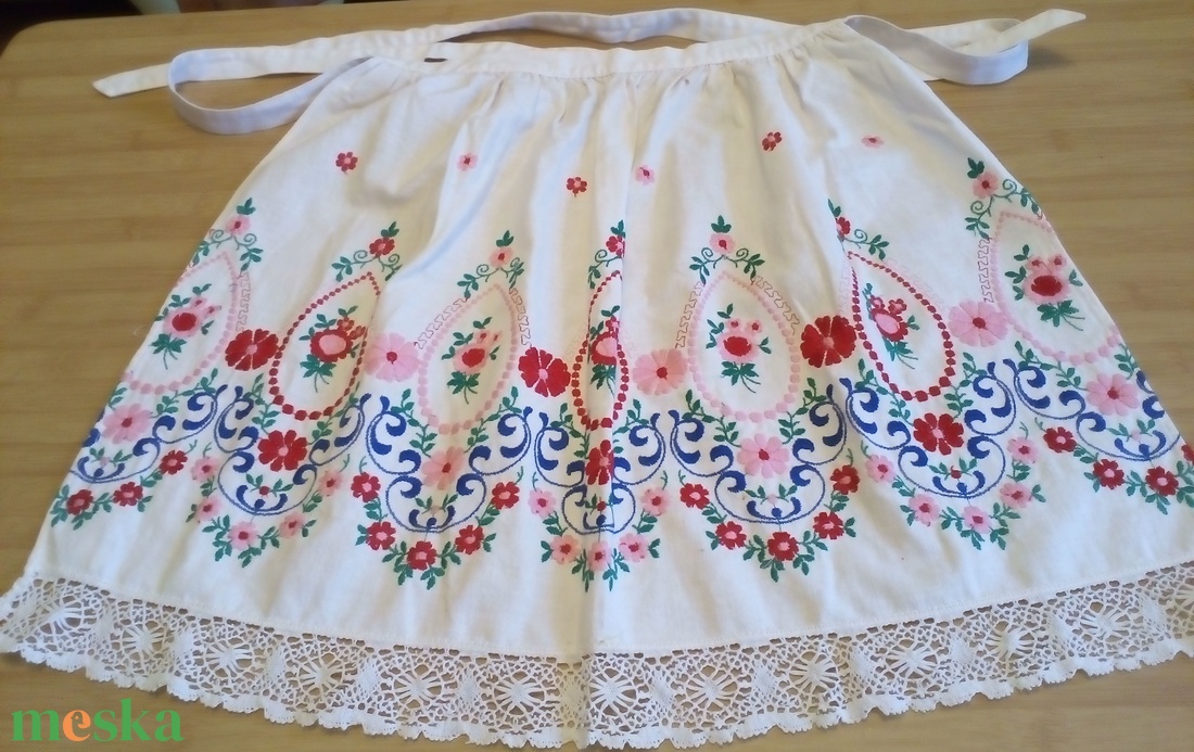 Hímzett kötény - otthon & életmód - konyhafelszerelés, tálalás - konyhai textil - kötény - Meska.hu