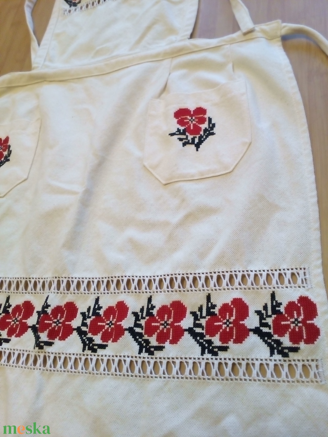 Keresztszemes hímzett kötény - otthon & életmód - konyhafelszerelés, tálalás - konyhai textil - kötény - Meska.hu