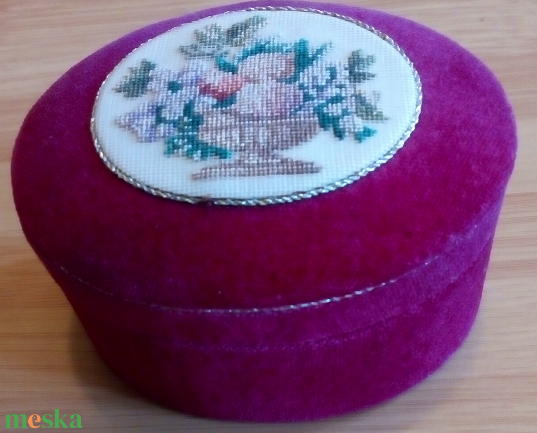 Bársony díszdoboz gobelin hímzéssel - ékszer - ékszertartó - ékszerdoboz - Meska.hu