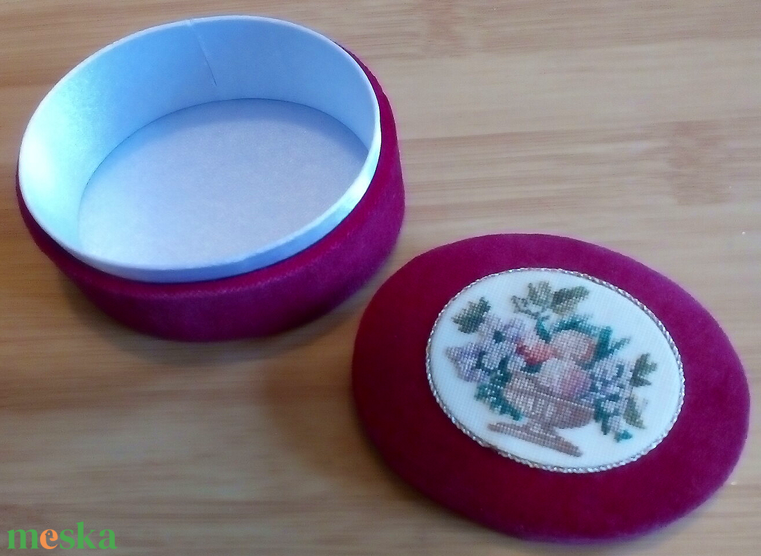 Bársony díszdoboz gobelin hímzéssel - ékszer - ékszertartó - ékszerdoboz - Meska.hu