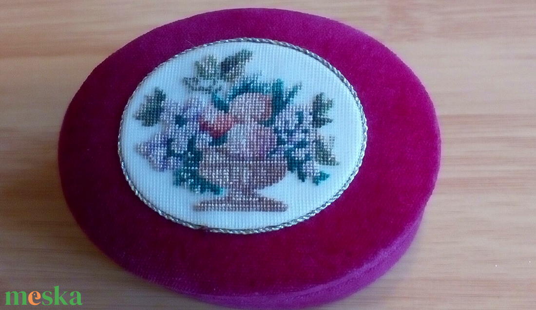 Bársony díszdoboz gobelin hímzéssel - ékszer - ékszertartó - ékszerdoboz - Meska.hu