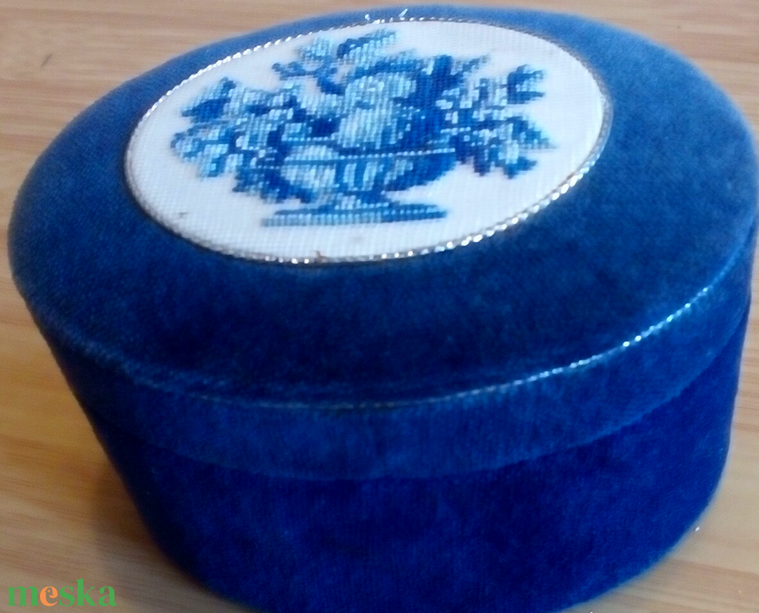 Bársony díszdoboz, gobelin hímzéssel - ékszer - ékszertartó - ékszerdoboz - Meska.hu