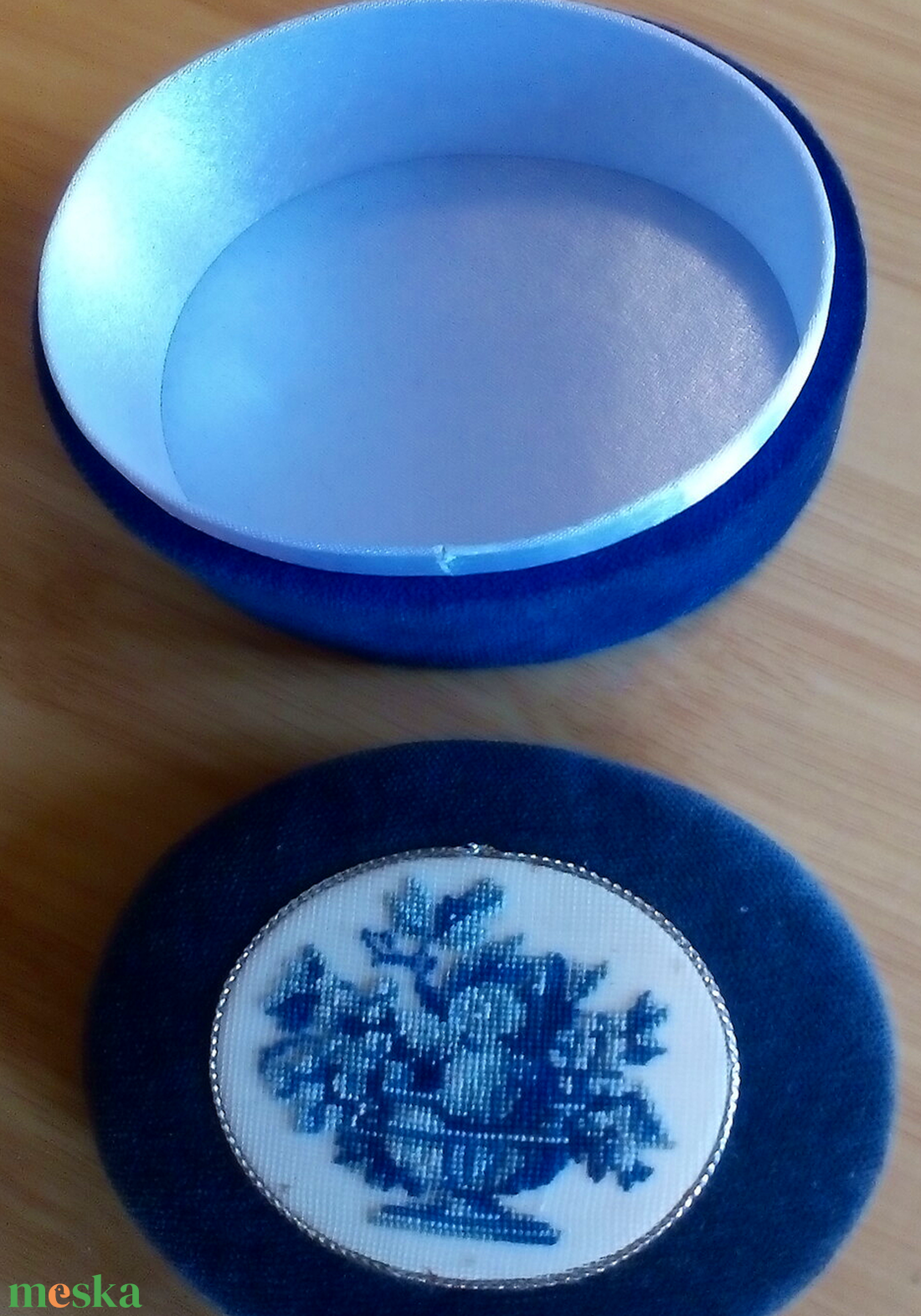 Bársony díszdoboz, gobelin hímzéssel - ékszer - ékszertartó - ékszerdoboz - Meska.hu