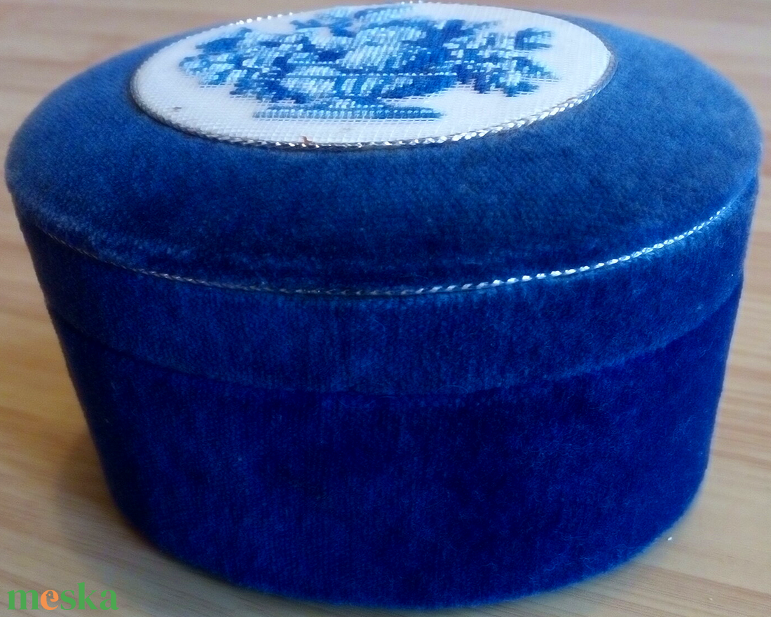 Bársony díszdoboz, gobelin hímzéssel - ékszer - ékszertartó - ékszerdoboz - Meska.hu