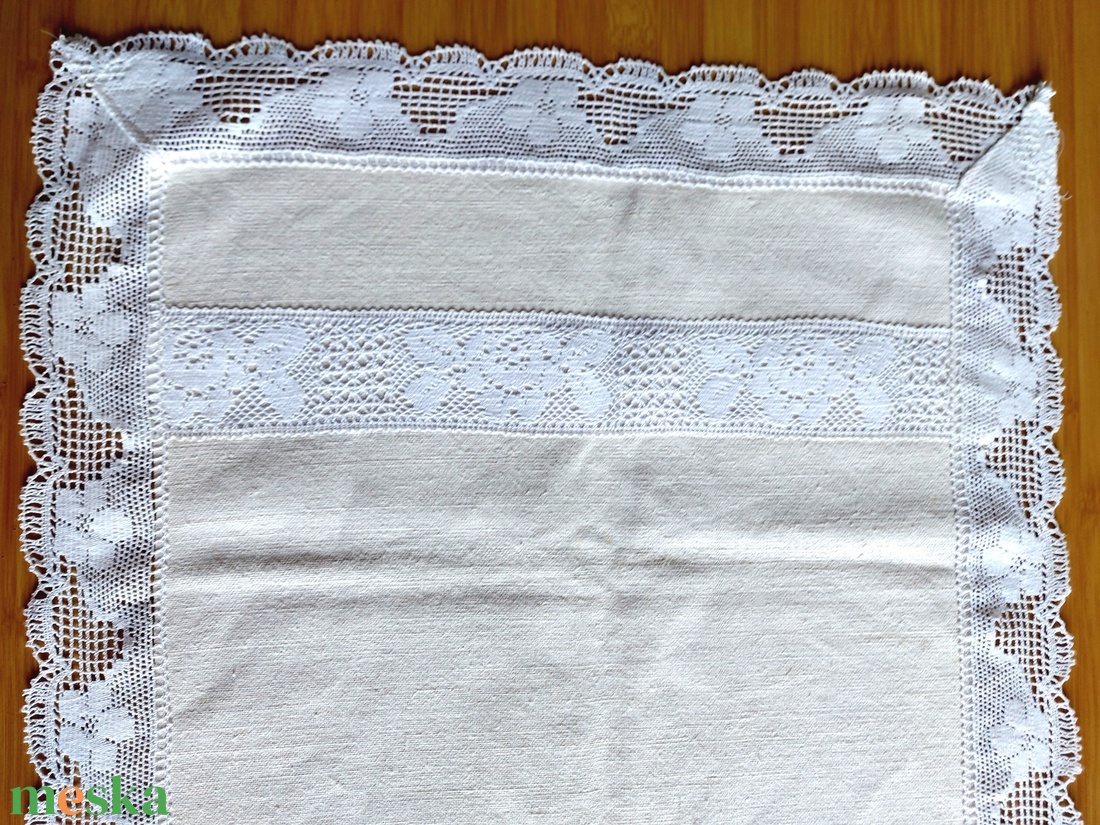 Vászon terítő csipkével - otthon & életmód - dekoráció - asztal és polc dekoráció - asztaldísz - Meska.hu