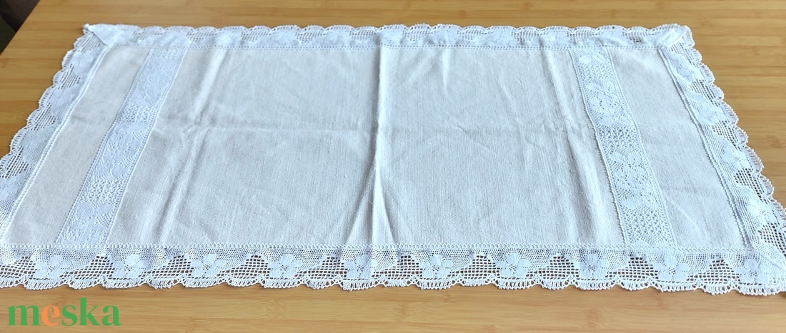 Vászon terítő csipkével - otthon & életmód - dekoráció - asztal és polc dekoráció - asztaldísz - Meska.hu