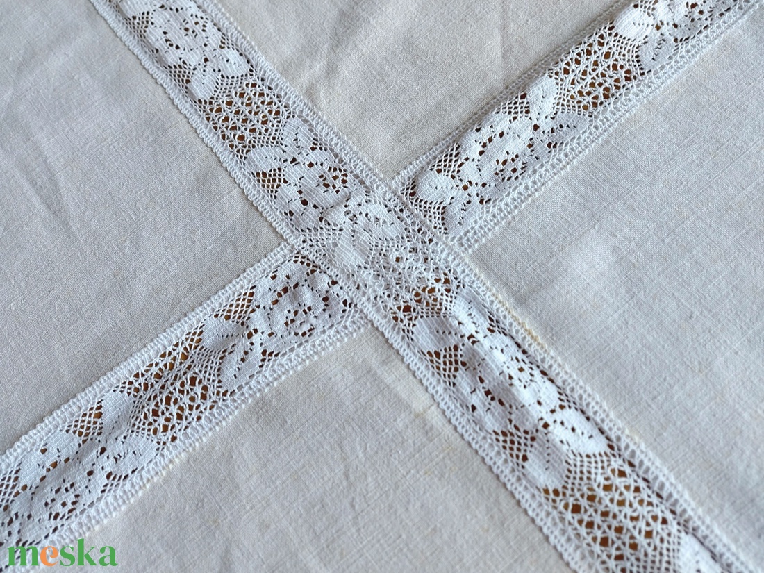 Nyersvászon terítő csipkével - otthon & életmód - dekoráció - asztal és polc dekoráció - asztaldísz - Meska.hu